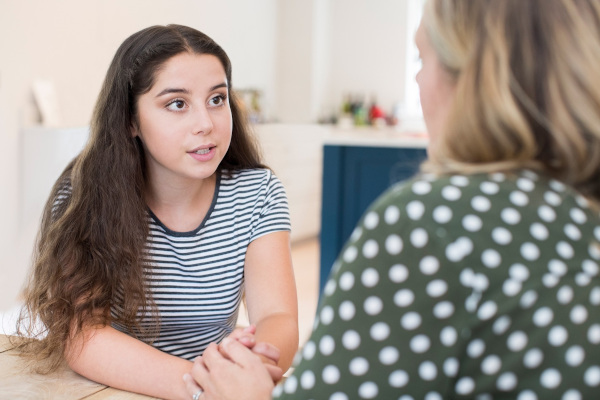 Junge Frau im Gespr&auml;ch mit Mutter