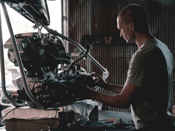 Maschinenbauer arbeitet an einem Motor