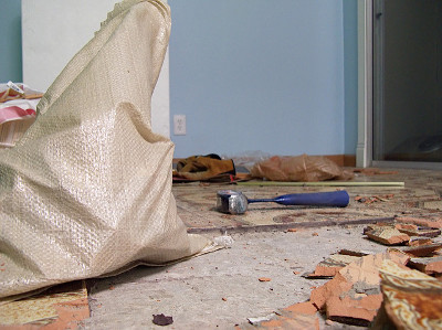 Gewebesack in einem entkernten Zimmer
