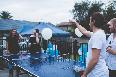 Studenten beim Beer-Pong