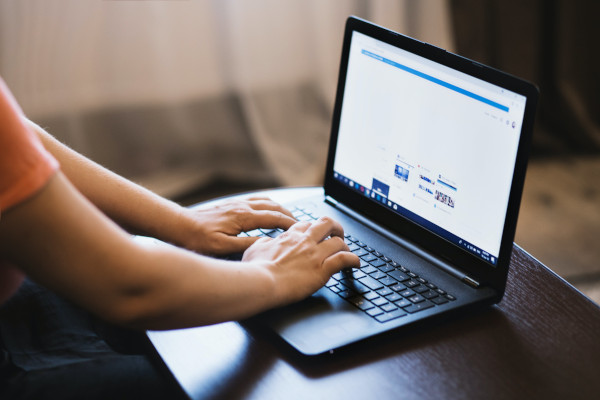 Computer-Nutzer bei der Stellensuche im Internet
