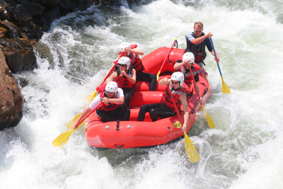Rafting-Tour auf wildem Fluss
