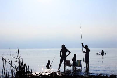 Familie angelt am See