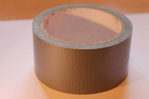 Mit Klebeband T&uuml;ren und Netzkabel sichern