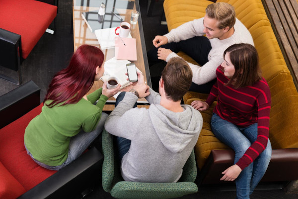 Gruppe junger Menschen mit Smartphone