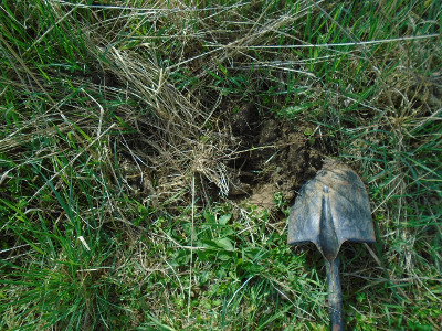 Schaufel an einem Erdloch