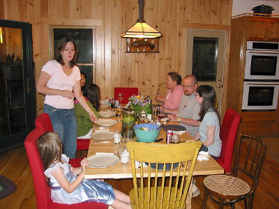 Familie am gedeckten Tisch