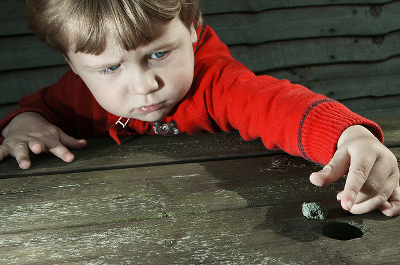 Junge mit nachdenklicher Miene