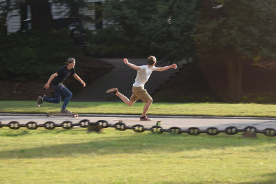 Zwei Skateboarder im Park