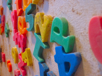Bunte Buchstaben an der Wand