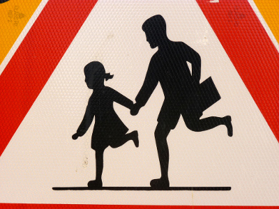 Verkehrsschild mit M&auml;dchen und Vater