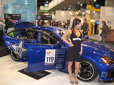 Rennauto und Modell bei einer Messe