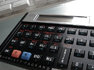 Taschenrechner vor Tastatur