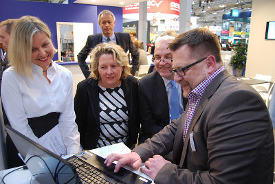 Mann ber&auml;t Messebesucher am PC