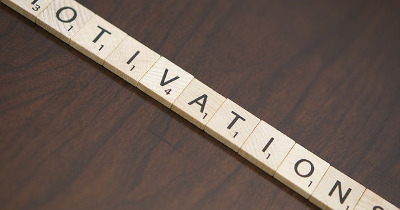 Scrabble-Steine bilden das Wort Motivation