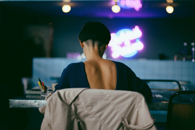 Mann sitzt im Büro am Schreibtisch