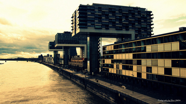 Die Kranh&auml;user im K&ouml;lner Rheinauhafen in stimmungsvollem Licht