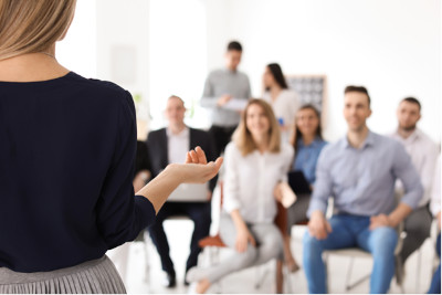 Referat vor Gruppe von Studenten