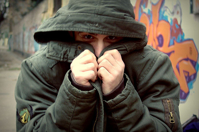 Jugendlicher versteckt sich unter Kapuze