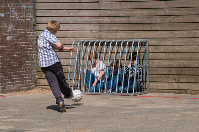 Junge mobbt Mitsch&uuml;ler