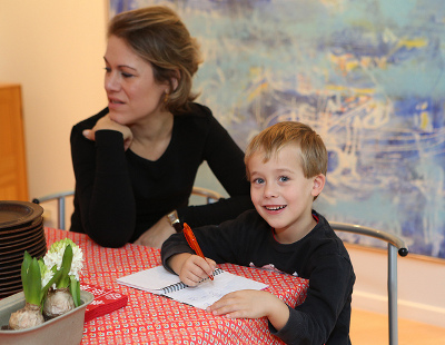 Mutter und Junge lernen zusammen
