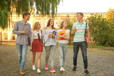 Sch&uuml;ler vor Schulgeb&auml;ude
