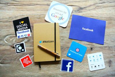 Social Media Logos auf Tisch