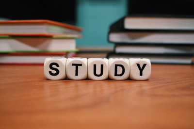 Wort Study mit Würfeln gelegt